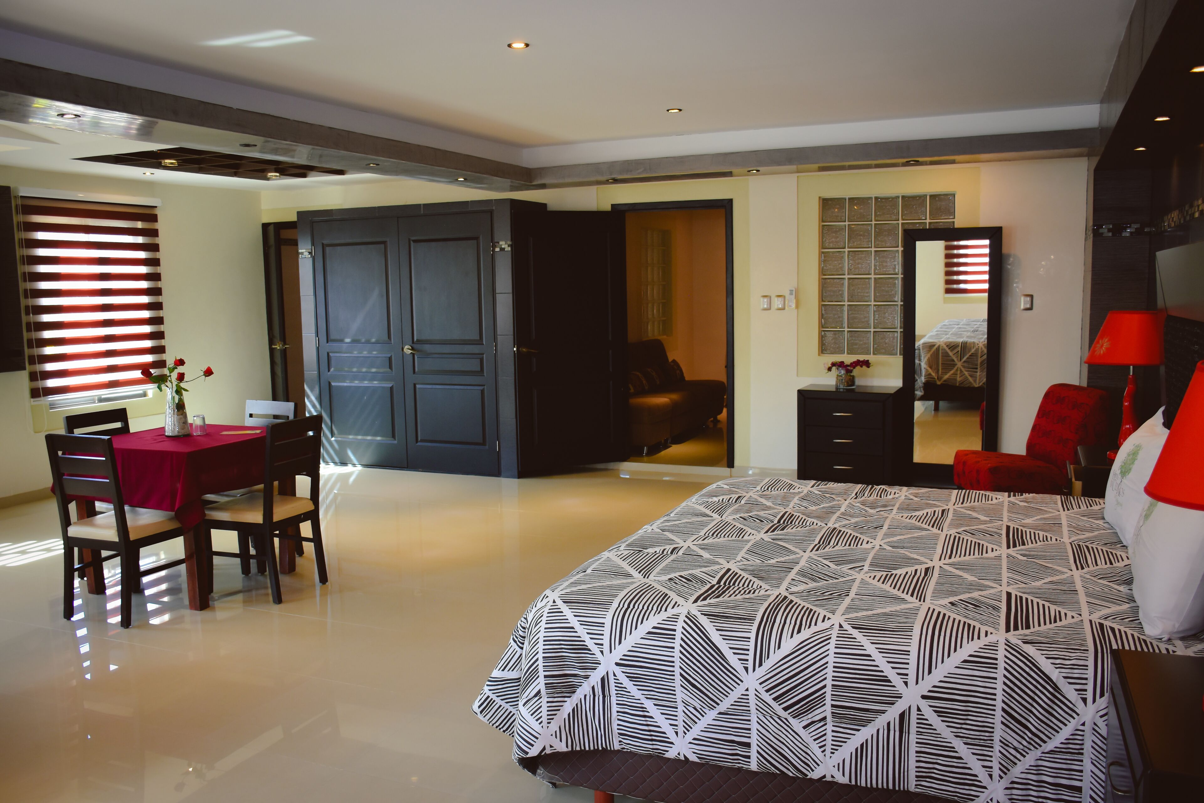 Suite de lujo, 2 habitaciones, en esquina | Edredón, tabla de planchar con plancha y wifi gratis 