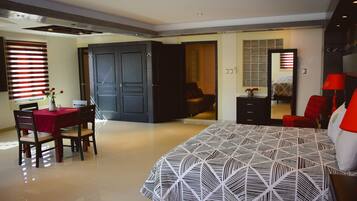 Suite de lujo, 2 habitaciones, en esquina | Edredón, tabla de planchar con plancha y wifi gratis