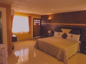 Habitación Deluxe, 1 habitación | Edredones de plumas, tabla de planchar con plancha, wifi gratis