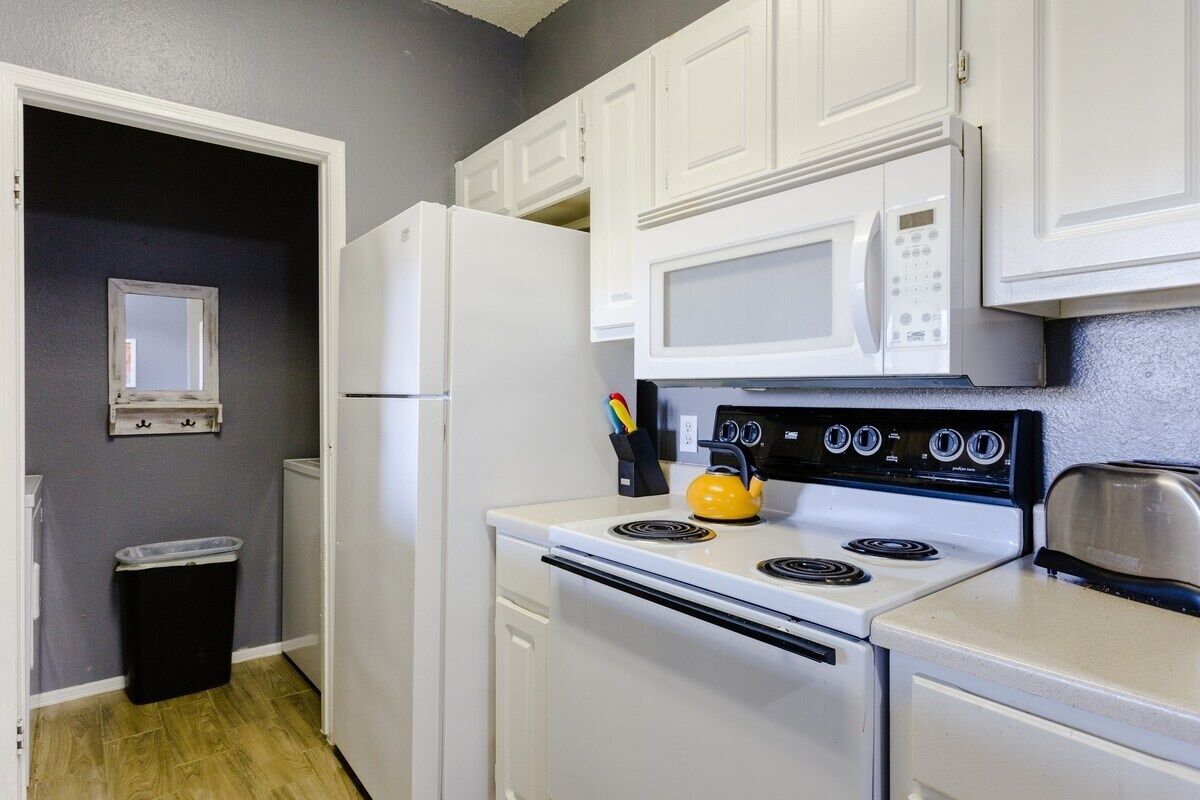 Coffee/tea maker, fridge, microwave, oven