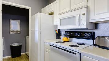 Coffee/tea maker, fridge, microwave, oven