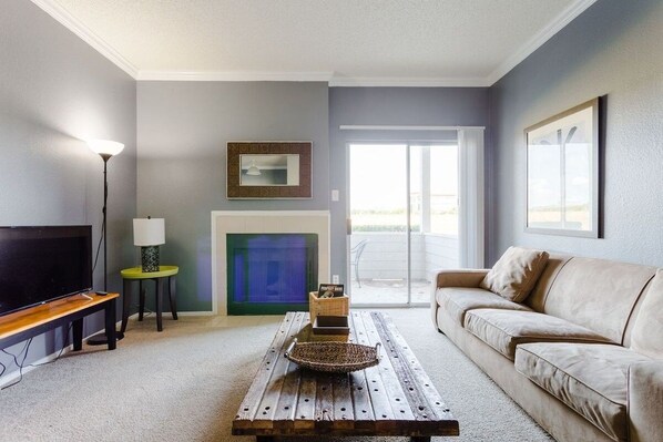 Televisión y chimenea 