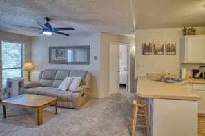 TV, fireplace - Beautiful Second Floor Condo! 3 bed, 2 bath, 2 Win (Show Low)