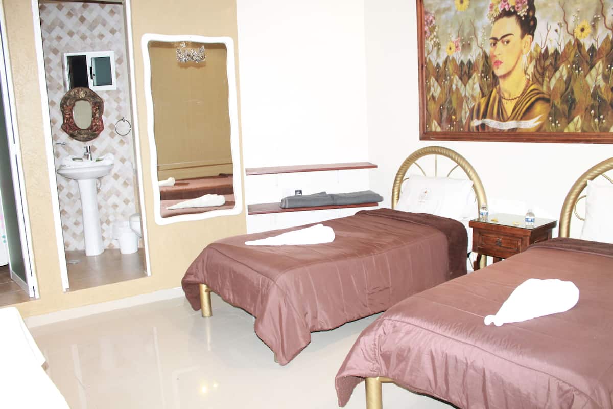 Habitación estándar con 2 camas individuales, varias camas | Tabla de planchar con plancha, wifi gratis, ropa de cama