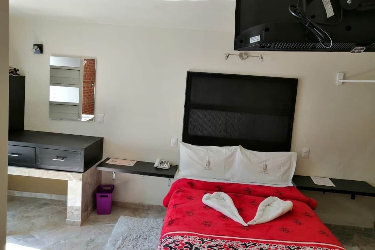 Suite estudio estándar, bañera | Tabla de planchar con plancha, wifi gratis, ropa de cama
