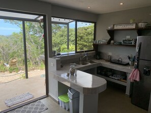 Kühlschrank, Ofen, Herdplatte, Wasserkocher mit Kaffee-/Teezubehör