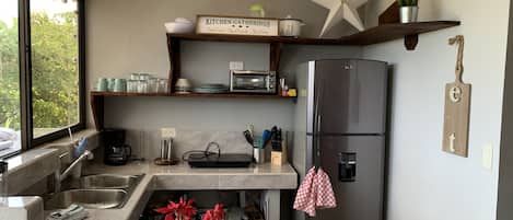 Réfrigérateur, four, plaque de cuisson, cafetiÚre/bouilloire