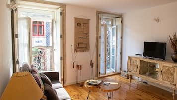 One-Bedroom apartment with Balcony (Terra) | Área de estar | TV de tela plana 60 cm com canais a cabo, TV