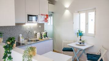 Studio with River View (Top) | Cozinha privada | Geladeira grande, micro-ondas, cooktop, máquina de café expresso