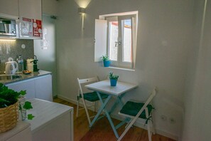 Studio with River View (Top) | Private kitchen | Full-sized fridge, microwave, stovetop, espresso maker - Olival 54 Apartments (Porto)