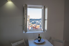 Studio with River View (Top) | Vista dalla camera