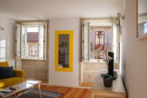 One-Bedroom apartment, street view (Alegria) | Living area | 60-cm flat-screen TV with cable channels, TV - Olival 54 Apartments (Porto)