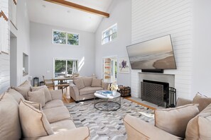 Smart TV, fireplace, books, music library
