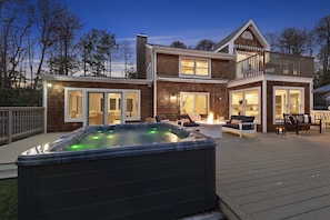 Terrace/patio - Private Hamptons Oasis Pool, Hot Tub, Gym 3 acres (East Hampton)