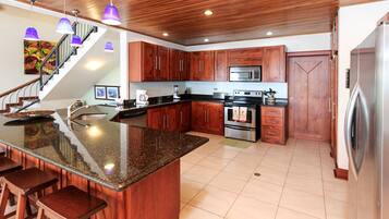 Vila Mewah, 4 kamar tidur, kolam renang pribadi, pemandangan samudra | Dapur pribadi | Lemari es besar, microwave, oven, dan kompor