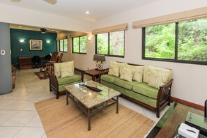 奢華別墅, 4 間臥室, 私人泳池, 海景 | 起居區 | 平面電視