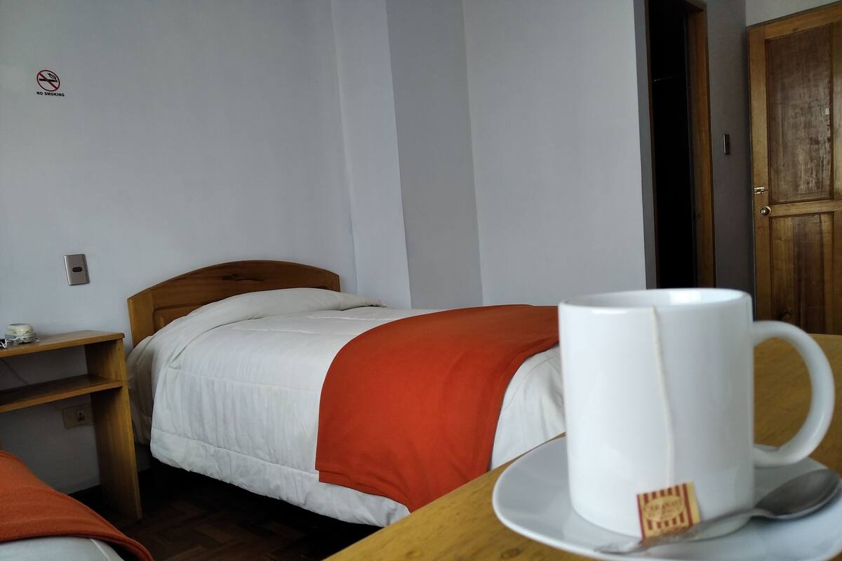 Muebles diferentes, espacio para trabajar con laptop y wifi gratis