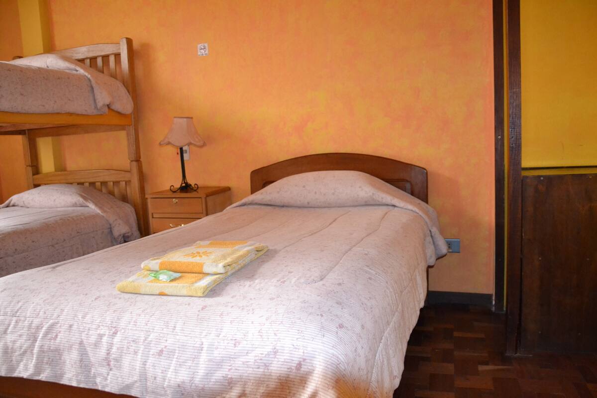 Muebles diferentes, espacio para trabajar con laptop y wifi gratis