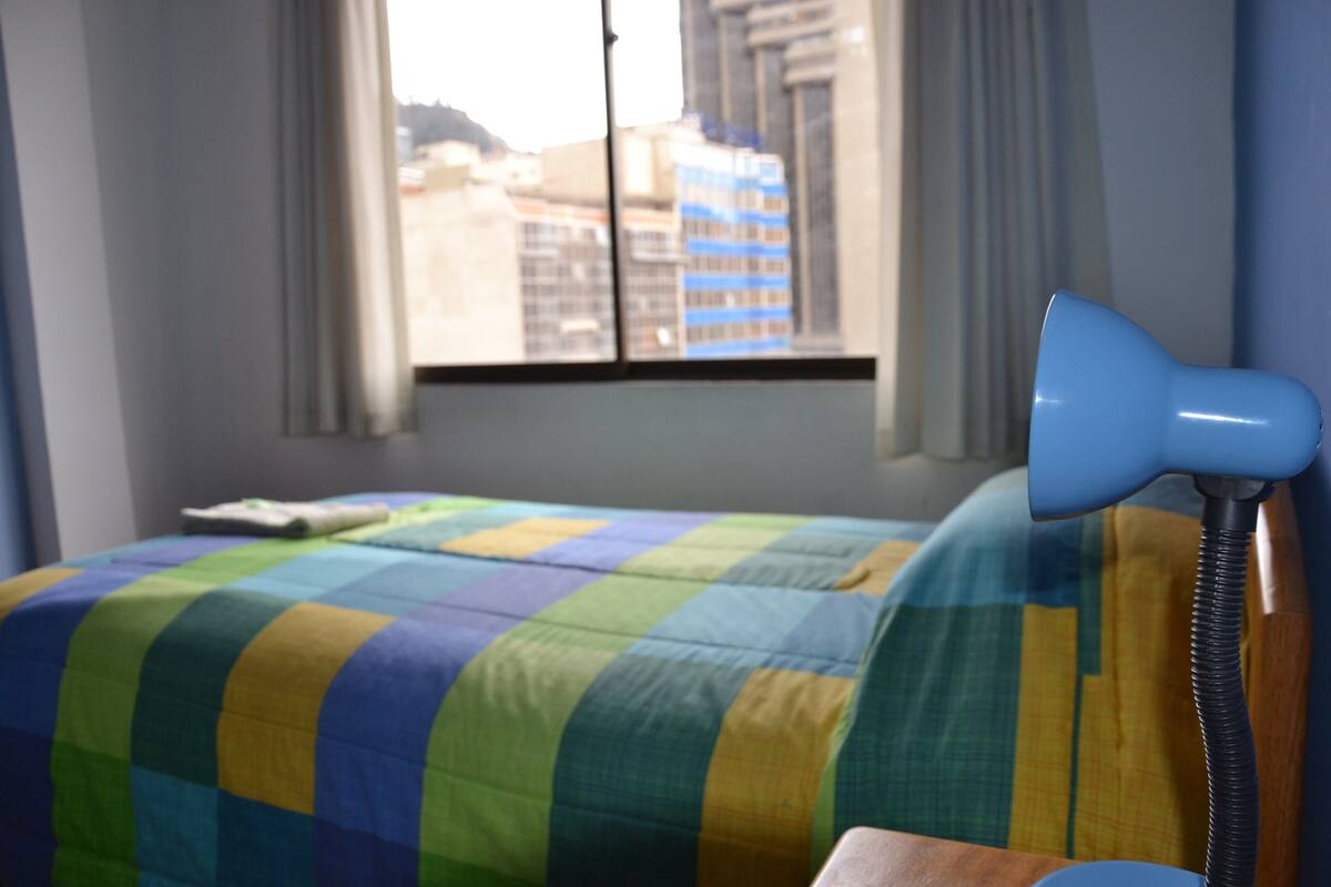 Muebles diferentes, espacio para trabajar con laptop y wifi gratis