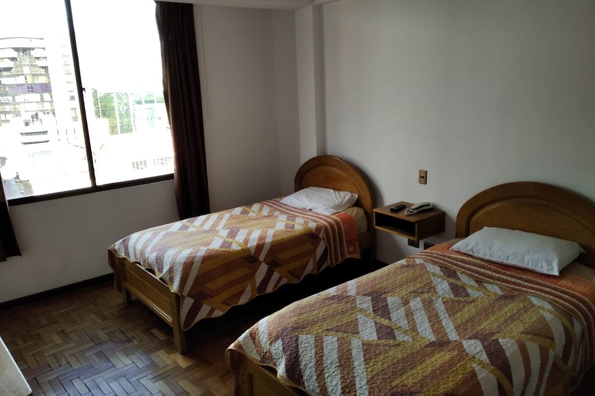 Muebles diferentes, espacio para trabajar con laptop y wifi gratis
