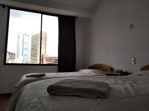Muebles diferentes, espacio para trabajar con laptop y wifi gratis