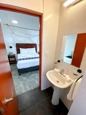 Standardzimmer (F2) | Badezimmer | Dusche, kostenlose Toilettenartikel, Handtücher