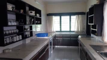 Refrigerador, microondas, horno y tetera eléctrica