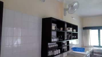 Refrigerador, microondas, horno y tetera eléctrica