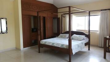 4 habitaciones, tabla de planchar con plancha y ropa de cama