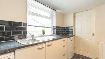 Microwave, oven, stovetop, cookware/dishes/utensils