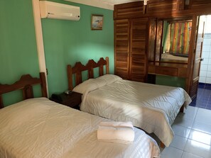 In-room safe, free WiFi, bed sheets - Hotel La Calle De Alcala (Santa Cruz)