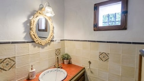 Een douche, een haardroger, handdoeken
