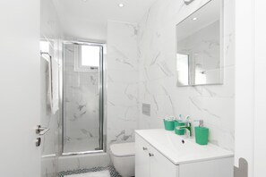 Bathtub, hair dryer, towels - PARADISIA VILLA - Walking Distance to Ayia Napa Center (Ayia Napa)