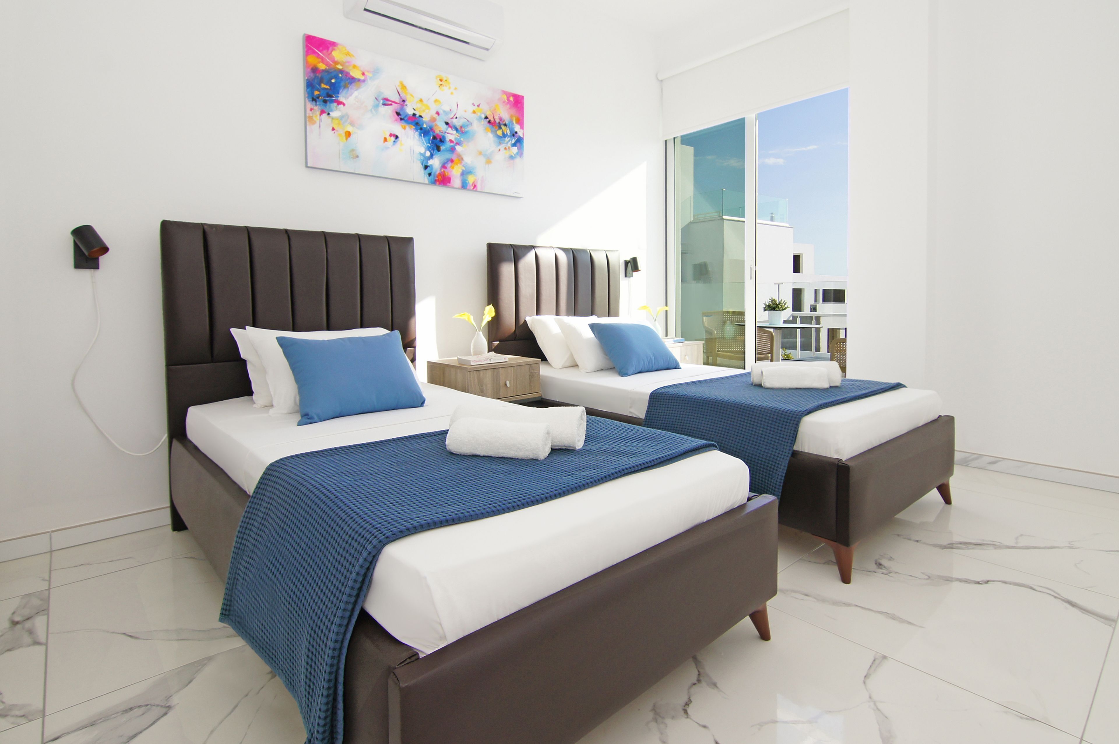 3 habitaciones, tabla de planchar con plancha y acceso a internet 