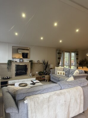 Smart TV, fireplace - Forget Me Not Lodge Felmoor Park (Morpeth)