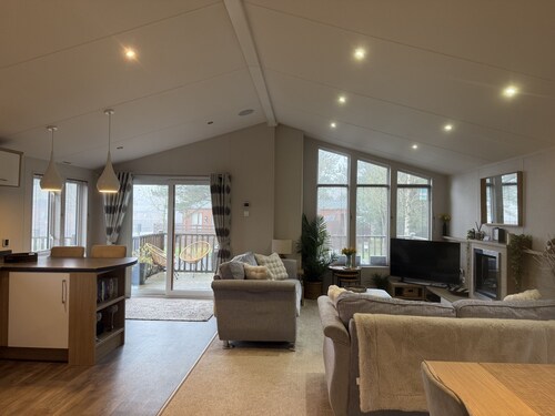 Die Forget Me Not Lodge ist fantastisch mit Whirlpool, großer Terrasse und hundefreundlich.  Ein wahrhaft luxuriöser