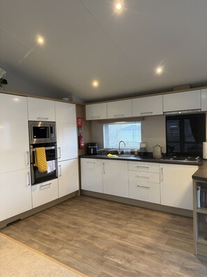 Fridge, microwave, oven, dishwasher - Forget Me Not Lodge Felmoor Park (Morpeth)