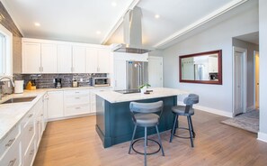 Fridge, microwave, oven, stovetop - Clean & Cozy 2-BR Boulder Retreat • Fast Wi-Fi & Great Location (Boulder)