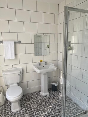 Combined shower/tub, free toiletries, towels - The Waverley Hotel (Whitehaven)