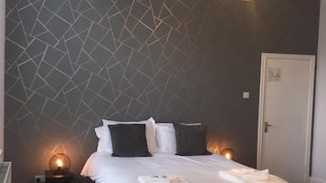 Tabla de planchar con plancha, wifi gratis, ropa de cama