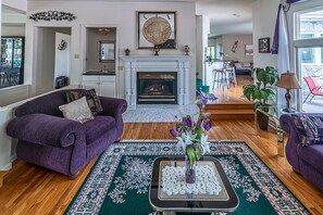 Smart TV, fireplace, stereo, offices - Beautiful Mansion in the Country & Wedding Venue (Waynesboro)