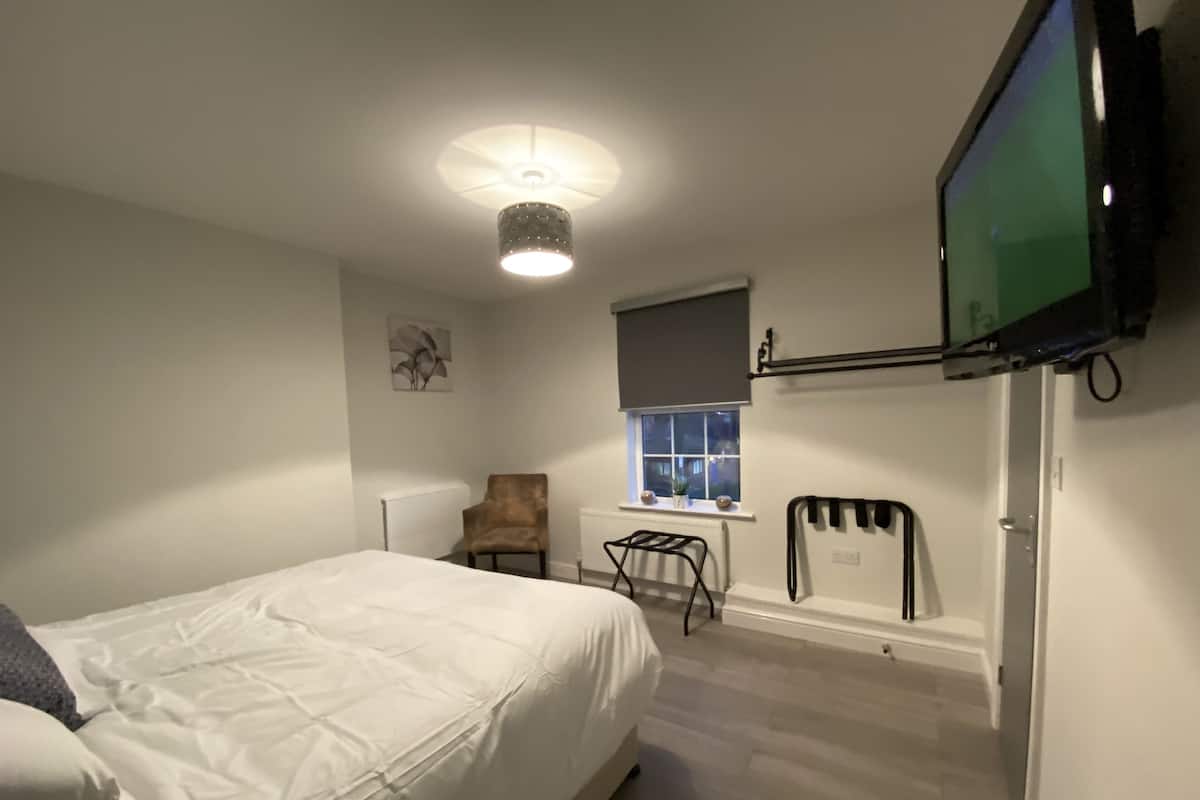 Deluxe tweepersoonskamer | Geluiddichte muren, een strijkplank/strijkijzer, gratis wifi, beddengoed