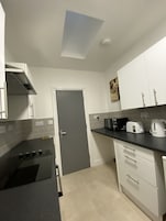 Frigobar, micro-ondas, fogão, torradeira