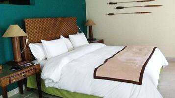 HabitaciĂłn doble (with Air Conditioning) | Escritorio, cortinas blackout y tabla de planchar con plancha