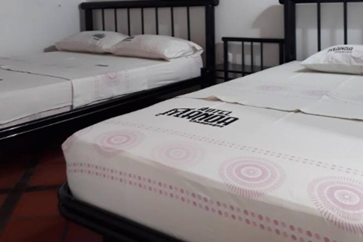 Dreibettzimmer (with Air Conditioning) | Schreibtisch, Verdunkelungsvorhänge, Bügeleisen/Bügelbrett, Bettwäsche
