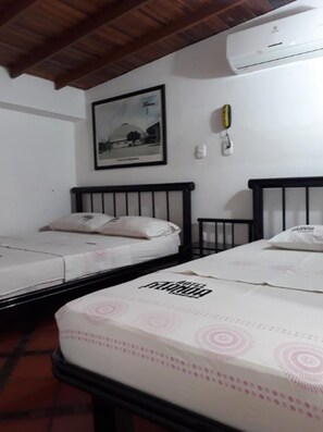 Desk, blackout drapes, iron/ironing board, bed sheets - Hotel Manoa (San José de Cúcuta)