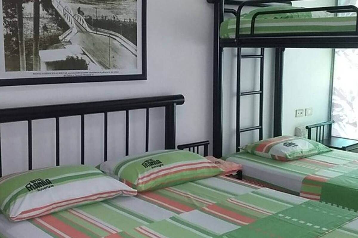 Dreibettzimmer (with Fan) | Schreibtisch, Verdunkelungsvorhänge, Bügeleisen/Bügelbrett, Bettwäsche