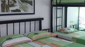 HabitaciĂłn triple (with Fan) | Escritorio, cortinas blackout y tabla de planchar con plancha