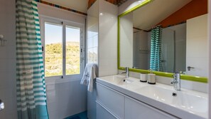Dusche, Haartrockner, Handtücher