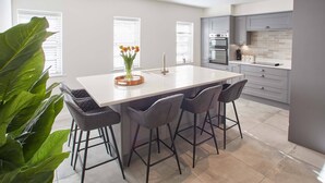 Ferienhaus | Eigene Küche | Wasserkocher mit Kaffee-/Teezubehör, großer Kühlschrank, Mikrowelle